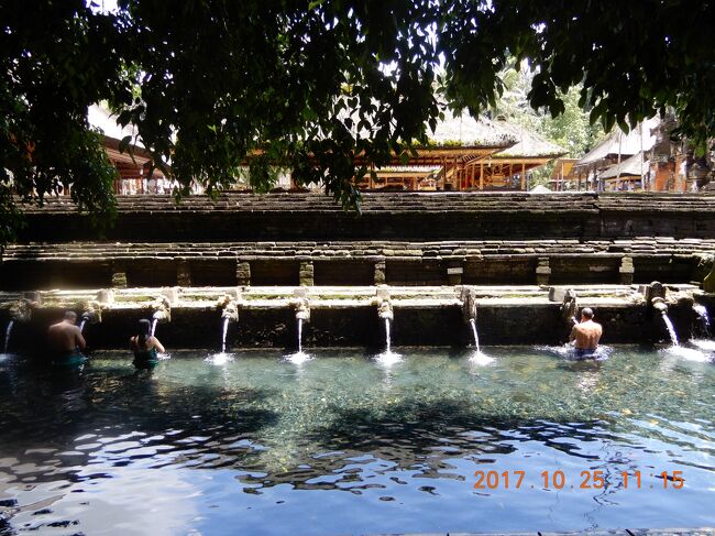 ヒンズー教のお寺 ギャニャール Kabupaten Gianyar <br /><br />通訳の話しでは、左の端っこから初めて、右へ順番に行くようです。<br />で、口に水を入れて、ペッペって吐き出すのです・・流れるから綺麗だってチャーター車運転兼通訳さんは言うんですけど、まあ、数十年前の日本もそんな衛生観念だから水質汚染が町中はスゴイです。<br /><br />水質汚染なんて気にしない人には有り難いって事なんでしょうけど・・それで日本は大変な苦労したし、中国も大改革しています。まだまだの国です。<br /><br />