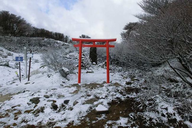 この秋は、週末は台風か雨で登山のチャンスに恵まれませんでした。やっとこの日が晴れるとの天気予報を見て、三重県鈴鹿の三池岳（みいけだけ。９７２ｍ）に出かけました。<br /><br />登山口がある三重県菰野町の八風（はっぷう）キャンプ場まで来ると、雨がぽつぽつと降り始めました。気温は5℃です。でもすでに駐車場には10台ぐらいの車が停まっていました。雨具を着込んで出発です。今日のルートは以下のとおりです。<br /> <br />射撃場跡→中峠分岐→坂中三体地蔵→八風峠→三池岳→お菊池→射撃場跡と周遊します。<br /> <br /><br /><br /><br /> <br />