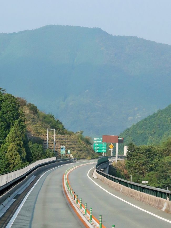 三重県内の各観光地と中部、関西を結ぶ幹線道路の要、関インターに位置する「名阪関ドライブイン」は、巨大なドライバーズオアシスです。付近には、東海道五十三次で有名な関宿がございます。<br />（http://sekidora.com/　より引用）<br /><br />高野山・熊野三山・中辺路をゆくハイキング3日間<br />3 串本温泉--那智山めぐりハイキング(★大門坂--★熊野那智大社--★青岸渡寺--★那智の滝)--那智山（名物・まぐろの昼食）--★熊野速玉大社&#8212;三河安城--＜新幹線こだま号＞--品川--東京着　 ※歩行:約６km、約３時間　<br />