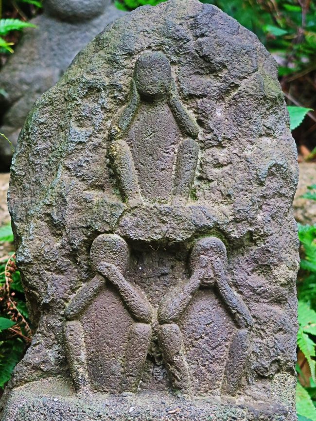 五島美術館(ごとうびじゅつかん)は、東京都世田谷区上野毛(かみのげ)にある美術館。1960年(昭和35年)4月18日に開館し、所蔵品は日本・東洋の古美術を中心に国宝5件、重要文化財50件を含む約5000件にのぼる。運営主体は公益財団法人五島美術館で、同法人は五島美術館および大東急記念文庫の運営を行っている。<br /><br />国宝『源氏物語絵巻』を所蔵することで名高い五島美術館は、東京急行電鉄(東急)を創設した実業家五島慶太の美術コレクションを保存展示するため、五島の没した翌年の1960年(昭和35年)に、東京急行電鉄を中心に、京浜急行電鉄、小田急電鉄、京王帝都電鉄(現・京王電鉄)の出資により開館した。<br />自ら「古経楼」と号した五島の収集は、まず奈良時代の古写経類から始まった。ついで経典、禅僧墨蹟などの書跡類、のち絵画、陶磁器などの名品も多く入手した。その豪快な経営手法から「強盗慶太」のあだ名もあった五島は、古美術品収集にも執念を燃やした。名品の『源氏物語絵巻』や『紫式部日記絵巻』は、戦前の大収集家益田孝(鈍翁)の収集品で、戦後、実業家高梨仁三郎(1904年(明治37年) - 1993年(平成5年))のコレクションに入っていたのを、美術館公開を決意した五島がコレクションを強化・補強する目的で死の直前に入手したものである。<br /><br />美術館の敷地は、五島邸の敷地の一部が提供された。建物は吉田五十八(いそや)の設計で、寝殿造の要素を現代建築に取り入れたものである。特に苦心したのは建物の色で、仕上がるまで60日かかったという。展示館の背後には武蔵野の面影を残した広大な庭園が広がる。この土地は田健治郎旧宅で、庭園内の茶室はその一部である。展示室は2室で、常設展示はなく、随時企画展が行われている。ただし、重要文化財指定の木造愛染明王坐像は常設展示されている。<br />(フリー百科事典『ウィキペディア(Wikipedia)』より引用)<br /><br />五島美術館 については・・<br />http://www.gotoh-museum.or.jp/