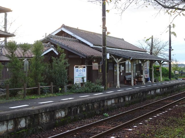 神戸にやってきて、空いた時間を使って周辺をブラブラしています。<br /><br />六甲の山を越えて、有馬温泉からノロノロと西の方に向かい、粟生駅に着きました。この駅はJR加古川線、神戸電鉄粟生線、北条鉄道北条線の共同駅となっています。<br /><br />そして、ここから乗るのは北条鉄道。<br />この路線には過去2回乗ったことがあるはずですが、昔すぎてあまり記憶に残っていません。<br />ということで、この路線には乗ろうと最初から考えていました。<br /><br />ただ往復するだけというのもちょっと…と思ったので、1日乗車券を買い、途中2駅ほど途中下車してみました。<br />日の短いこの時期、途中で暗くなってきて、これがまたいい雰囲気でした。<br /><br />そして本日の夕食は、なぜか「加古川市内のみ」で愛されているソウルフードを。