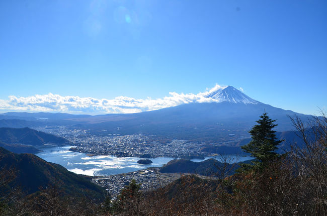 朝、自宅２階から富士山が綺麗に見えました。<br />そこで、年賀状用に使おうと富士山の写真を撮りに山梨県・富士五湖方面に出掛けました。<br />その第2回は、“西湖”と“新道峠”へ。<br /><br />★フジヤマNAVIのHPです。<br />https://www.fujiyama-navi.jp/