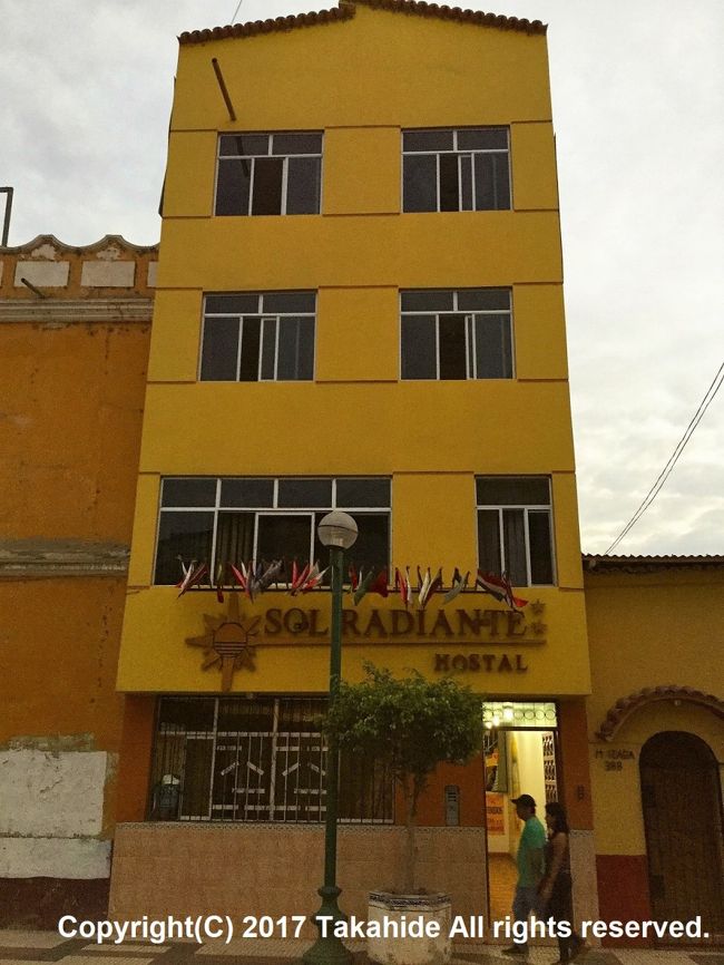 トルヒーヨ(Trujillo)を見学したのち、夕方のバスでチクラヨ(Chiclayo)へ向かいます。<br />家族経営のこじんまりとした宿、レシデンシアル・ソル・ラディアンテ(Hostal Sol Radiante)に一泊してから観光に出発です。<br /><br />トルヒーヨ:https://ja.wikipedia.org/wiki/%E3%83%88%E3%83%AB%E3%83%92%E3%83%BC%E3%83%AA%E3%83%A7_(%E3%83%9A%E3%83%AB%E3%83%BC)<br />チクラヨ:https://ja.wikipedia.org/wiki/%E3%83%81%E3%82%AF%E3%83%A9%E3%83%BC%E3%83%A8<br /><br />GPSによる旅程:http://takahide.hp2.jp/Bolivia/Bolivia.html<br />