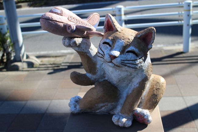今回はセントレアからのフライトを前に常滑の街を歩く。<br />常滑・・・猫だらけになったにゃ~<br />やきもの散歩道を歩き、いろいろな陶彫が並ぶ商店街をさまよう。<br />セントレアでは展望デッキで飛行機を眺めて過ごす。最近、就航したエアアジアなどを見ながら・・・