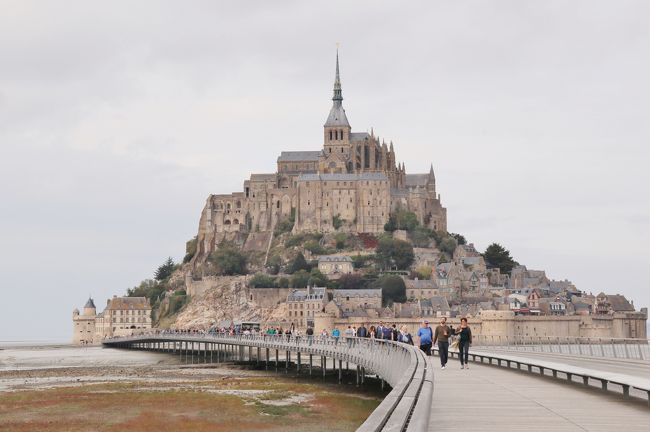 2017年9月に行った2週間のフランス旅行。<br />旅行記作成が中断し、ついに旅行から1年が経ってしまう・・・<br />何とか今月中には完成させたいのでラストスパートで頑張ります!<br />よろしければお付き合いください。<br /><br />この日は念願のモンサンミッシェルへ。ライトアップや朝焼けも見たかったので1泊2日のツアーに参加。ちょうど着いた日は教会内で音楽祭が行われており、修道士たちの聖歌を聴くこともできました。<br /><br />ここまでの旅行記は以下の通りです。<br />(1)「バラ色の街」トゥールーズ<br /> https://4travel.jp/travelogue/11293714<br />(2)中世の天空都市 コルド・シュル・シェル<br /> https://4travel.jp/travelogue/11294608<br />(3)世界遺産「司教都市」アルビ<br /> https://4travel.jp/travelogue/11294611<br />(4)ヨーロッパ最大の城塞カルカソンヌとミディ運河<br /> https://4travel.jp/travelogue/11296888<br />(5)中世の城壁に囲まれた古都アヴィヨン<br /> https://4travel.jp/travelogue/11298306<br />(6)古代ローマの巨大水道橋 ポンデュカール<br /> https://4travel.jp/travelogue/11300261<br />(7)リュベロンの小さな村々 ゴルドとセナンク修道院<br /> https://4travel.jp/travelogue/11304821 <br />(8)リュベロンの小さな村々 石の村ボリーとメネルブのトリュフ <br /> https://4travel.jp/travelogue/11304836 <br />(9)リュベロンの小さな村々 サーモンピンクの村ルシヨン<br /> https://4travel.jp/travelogue/11305130<br />(10)ローマ遺跡とゴッホの街 アルル<br /> https://4travel.jp/travelogue/11305111<br />(11)青い海・青い空 マルセイユ イフ島クルーズ<br /> https://4travel.jp/travelogue/11305851<br />(12)マルセイユ 教会の美しさに感激<br /> https://4travel.jp/travelogue/11305870 <br />(13)マルセイユ 朝市とカランククルーズ<br /> https://ssl.4travel.jp/tcs/t/editalbum/edit/11305882/<br />(14)再びのアヴィニヨンそしてパリへ<br /> https://ssl.4travel.jp/tcs/t/editalbum/edit/11298309/<br />(15)ノルマンディのおとぎの国 ディーブ・シュール・メール <br /> https://ssl.4travel.jp/tcs/t/editalbum/edit/11306016/<br /><br /><行程> <br />9/13 : 羽田発 (機内泊)<br />9/14 : パリ(シャルルドゴール)着<br /> パリ(オルリー)→ トゥールーズ 市内観光 (トゥールーズ泊)<br />9/15 : コルド・シュル・シェル、アルビ観光 (トゥールーズ泊)<br />9/16 : カルカッソンヌ観光 (トゥールーズ泊)<br />9/17 : トゥールーズ → 市内観光 (アヴィニョン泊)<br />9/18 : ポン・デュ・ガール観光 (アヴィニョン泊)<br />9/19 : リュベロンの村観光 (アヴィニョン泊)<br />9/20 : アヴィニョン → アルル観光 → マルセイユ (マルセイユ泊) <br />9/21 : マルセイユ観光 (マルセイユ泊) <br />9/22 : マルセイユ観光 → アヴィニョン (アヴィニョン泊)<br />9/23 アヴィニョン → パリ (パリ泊)<br />9/24 パリ → モン・サン・ミッシェル (モンサンミッシェル泊)<br />9/25 モン・サン・ミッシェル → パリ (パリ泊)<br />9/26 パリ観光 パリ(シャルルドゴール)発 (機内泊)<br />9/27 羽田着
