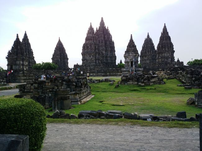 一年以上前になりますが、夫婦二人でインドネシア旅行に行きました。<br />思い出しながらになりますが、簡単にまとめたいと思います。<br /><br />4月30日 福岡→羽田→ジャカルタ→ジョグジャカルタ(ボロブドゥール)<br />5月 1日 ボロブドゥール<br />5月 2日 ジョグジャカルタ市内観光<br />5月 3日 ソロ(スラカルタ)市内観光<br />5月 4日 ジョグジャカルタ→ジャカルタ→羽田<br />5月 5日 羽田→福岡