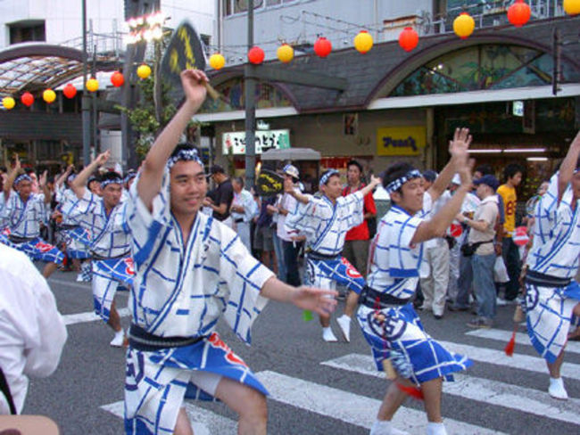 2006年8月に18切符を使っての高知～徳島の旅。<br />当時はムーンライトを使い倒したプランでした。<br />初日に朝方には大歩危の南の山奥の鉄橋にある駅。<br />よさこいが賑やかな高知で1泊後、<br />高知から海岸線を縫うように移動。<br />室戸牟岐を経て徳島で阿波踊りを見ました。