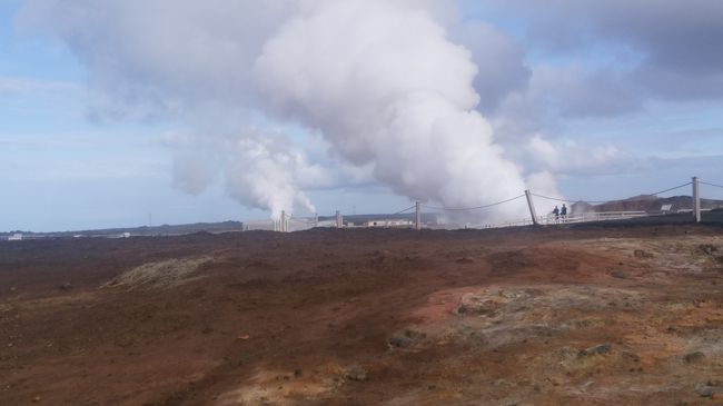 初めてのアイスランド旅行、4日目は世界的に有名なブルーラグーンとその周辺の地熱地帯を巡りました。激しい地球の鼓動が聞こえるような地熱地帯では複数の地熱発電所が稼働し、再生可能エネルギーですべての電力を賄うアイスランドの事情を垣間見ることができました。日本でも国立公園法との規制などがあるとは言うものの、なぜ火山地帯を活用できないのか、日本の残念な状況にも考えが及びました。