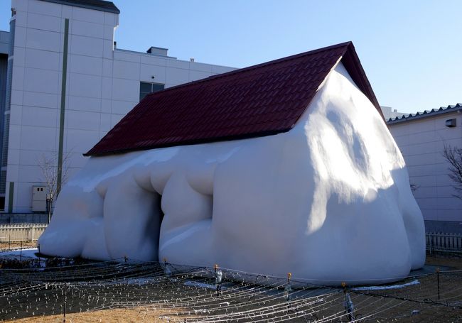 今回はわずか30分の散歩だった.この間忙しすぎて十和田市の情報を何も見ないで出張した.朝散歩したら急に官庁街通りの広い並木道にでる.桜並木と松並木が二重にコントラスト.その間に現代美術が並ぶ.ゴースト,ファットハウス,愛はとこしえ十和田でうたうなど,超モダンな現代美術と整然としたハイセンスな通り.びっくりした.本当は現代美術館も含め見どころ満載!もう一回仕事に呼んでくれるといったので楽しみにしていよう.ぜひゆっくり見たい街だった.タクシーで三沢空港に向かうが,一度松並木の端の方まではしってもらい,Uターンしてもらった.もう少しいい季節にきて並木道を散歩したい.これで帰るのは残念<br />それにしても,十和田富士屋ホテル付近の昭和の雰囲気とのコントラストがものすごい
