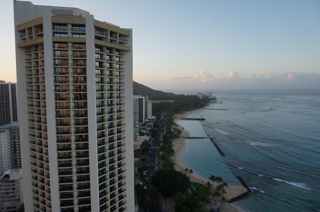 ２０１８年の春休みに３年ぶりにハワイ旅行をすることになり、より満足度の高い旅行にする為に、前回のハワイ旅行を振り返ることにしました。<br />長女７歳、長男１歳１０か月、アラフォー夫婦の４人旅です。<br />情報がやや古いですが、子供が２歳になる前にハワイへ行きたいと思っておられる方、小学生のお子様連れでハワイ旅行を考えている方にも参考になれば幸いです。<br /><br />３日目は「天国の海」「高橋果実店」に行きましたよ。<br />３日目の夜明け、ラナイからの写真です。<br />