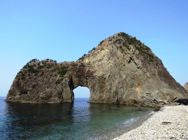 静岡県東部、西伊豆の賀茂郡の町である松崎を訪れました。駿河湾を望む入り組んだ海岸線にあり、江戸の建築様式を残す古い街並みや、雲見温泉などの温泉を擁する西伊豆の中でも風情ある町です。<br />★レトロな「なまこ壁」の街並みをはじめ、西伊豆の歴史ある小さな町を散策し、海岸沿いの景勝と綺麗な海に心洗われる。<br />★雲見温泉の民宿に泊まり、お得な料金で温泉と新鮮かつボリューミーな海の幸を満喫。<br />