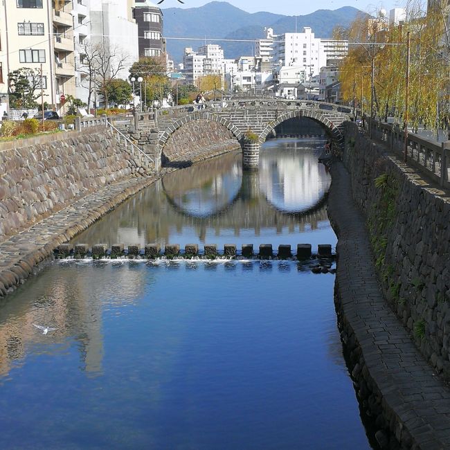 2017年秋ごろ2018年2月にANAマイルが少し期限切れになる為、初めての長崎市と久しぶりの博多に行くことに。<br /><br />長崎はハウステンボスはずっと前に行ったことがあるけど長崎市内には行ったことがなかったのでグラバー園とか吉宗に行ってご飯とか目的に行ってきました。<br /><br />旅程<br />---------------------------------------------------------------<br />01/20（土）<br />・JAL605　東京07:25⇒長崎09:30<br />　　　　　　先得割引　13290円/1人<br />・バスで移動<br />　長崎県営バス　長崎空港10:10⇒長崎駅前10:53<br />　　　　　　　　２回回数券　800円/1人<br />・観光（眼鏡橋、出島、グラバー園、大浦天主堂とか）<br />・お昼ごはん（吉宗）<br />・晩ごはん（四海楼）<br />・宿泊<br />　　ANAクラウンプラザホテル長崎グラバーヒル<br />　　（スーペリアダブルルーム/16600円）<br />---------------------------------------------------------------<br />01/21（日）<br />・観光（オランダ坂、諏訪神社とか）<br />・博多へ移動<br />　　かもめ24号／長崎13:20⇒博多15:17　　<br />　　　　　　　　普通車指定席　2500円/1人<br />・お昼ごはん（吉宗のお弁当）<br />・観光（ヤフオクドーム周辺）<br />・晩ごはん（ひらお）<br />・宿泊<br />　　ヒルトン福岡シーホーク<br />　　（DOUBLE HILTON GUESTROOM/12814円）<br />---------------------------------------------------------------<br />01/22（月）<br />・観光（福岡城、キャナルシティ博多）<br />・お昼ごはん（一蘭）<br /><br />・ANA428　福岡17:45　⇒　伊丹18:50<br />　　　　　　（アワード5000マイル）<br />・ANA264　福岡17:55　⇒　東京19:30<br />　　　　　　（アワード6000マイル）<br />