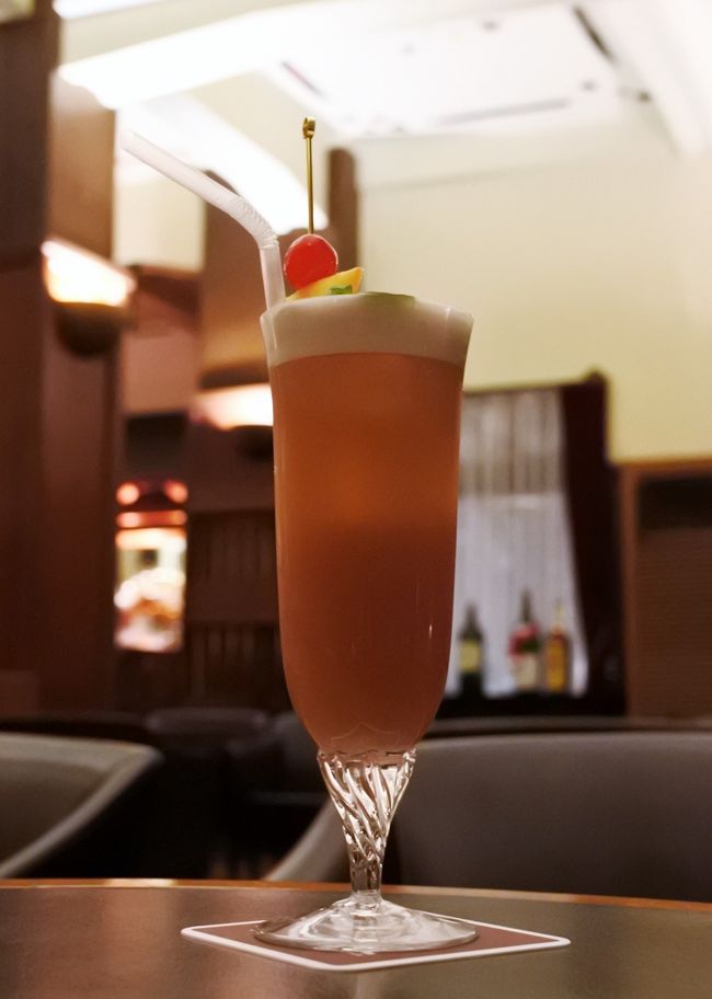 クラシックカクテルのシンガポールスリング。1,720円に消費税。