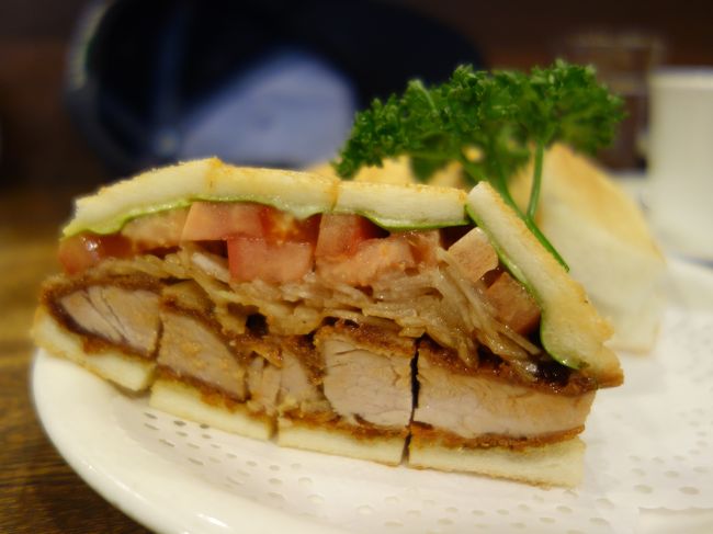 評判のオヤジさんのお店。オーソドックスなカツサンドでした。おいしかった。