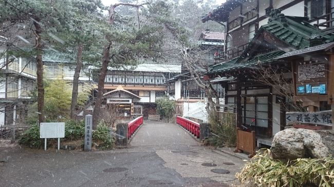 先週、白川郷と飛騨高山に行ったにも関わらずまた旅行に行きました。今回は娘へのサプライズ旅行、ジブリ映画「千と千尋の神隠し」を見てからずっと行きたがっていた群馬県四万温泉の《積善館》を予約。<br /><br />サプライズなので行き先は娘に秘密！のはずが、妻が口を滑らせ「群馬県の．．．」まで言ってしまったそうです。でも<br /><br />妻「大丈夫！群馬県の海のそば、ってごまかしといた！」<br /><br />あのな、群馬県に海ないだろ．．．。でもそれでごまかせたそうです(娘もどうかと思うが)。<br /><br />立ち寄った場所は少ないのですが、宿がものすごく良かったので、結局4編の長編になってしまいました。<br /><br />読むの面倒くさいと思いますが、どうぞ最後までお付き合いください。 <br /><br />《総走行距離438.5キロ》<br /><br />[こちらは 4-4 です]