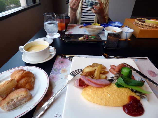 浜名湖ロイヤルホテルの朝食はバイキングがメインですが、メンバーは和・洋食のお膳出しも選ぶことが出来ます。<br /><br />ツアーで来ている賑やかなお客さんと一緒のバイキングは気が進まないので、日本料理 遠州灘で私は洋朝食、妻は和食膳を予約しました。<br />