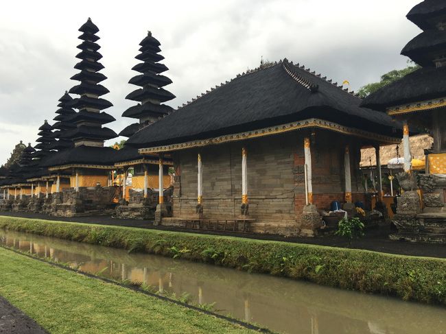 初めてのバリ島。世界遺産の寺の数々に驚きました。その1つタマン・アユン寺院は建物の周りは水路に囲まれ、芝生で伽藍がありましたが、異教徒の私達は中には入れませんが、周りを囲んだ塀が低いため外から良く見ることが出来ます。塔の形がユニ－クで３重、５重の塔に似ています。寺院の中には洋式水洗トイレが無料で使用できます。きれいです。