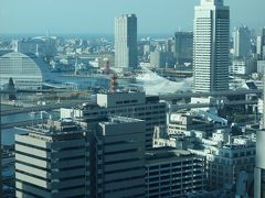 神戸で朝早くから開いているところ。それは，市役所。最上階の展望フロアは眺めが良くて，いいところです。