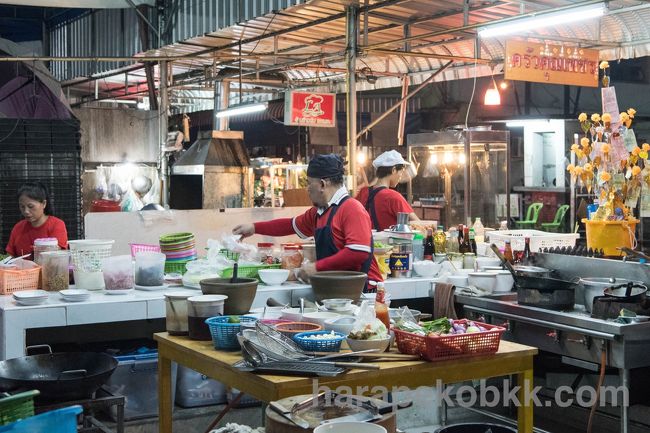 深夜、空腹になると決まって利用するタイ料理の深夜食堂「クン・ペット」。<br /><br />朝4:00頃までオーダーできる、タイ焼肉鍋の「ムーガタ」、イサーン鍋の「チムチュム」そして、最高に美味い「サイ・ヤーン」。<br /><br />広い店内で、美味いタイ飯をいただきながら飲むビールは至福のひととき。<br /><br />バンコクプラカノン近辺にお泊りで、深夜めしが食べたくなった時には、絶対のおすすめです。<br /><br />4日間に渡り利用して、オーダーしたメニューをブログにまとめました。<br />よろしければ、御覧ください。<br /><br />http://harapekobkk.com/archives/4847