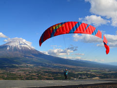 山梨県・富士五湖方面へ =6.富士を背に飛び立つパラグライダー=2017.11.19