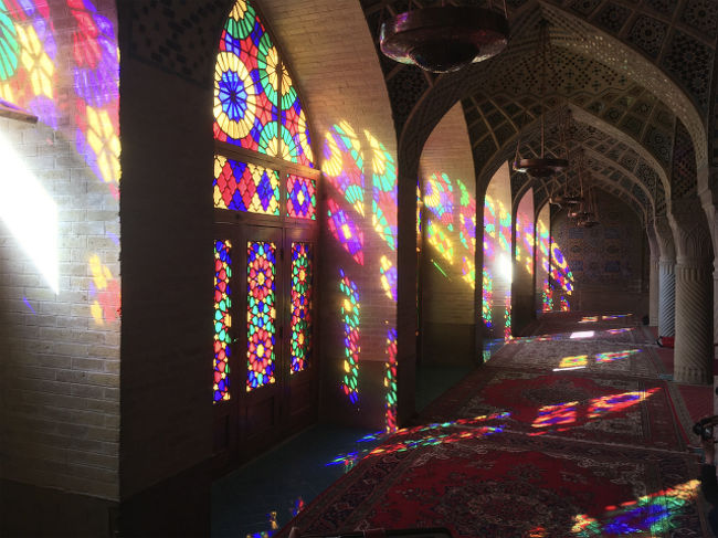 イラン旅も後半になってきて、だいぶイランについても慣れてきた。<br />そして、なんとも言えない居心地の良さも感じている。<br /><br />さて「ペルシャ」丸出しのペルセポリスを大満足で見学し終えて、「シーラーズ」という街を散歩してみることに。<br /><br />シーラーズもイランの観光スポットとしては、エスファハンと同じぐらい有名。<br /><br />特に「ピンクモスク」とも呼ばれる柔らかい朝日が特に美しいステンドグラスが有名なモスクがある。<br />「イラン」というキーワードでググってみても、このピンクモスクの写真はわんさか出てくるぐらいなのだ。<br /><br />誰もいない静かな時間(とき)が流れる、いかにも幻想的な写真なのだが、実際は・・・<br /><br />実際に行ってみるとそこにはフォトジェニックな写真の理想と現実が垣間見えてくる。<br /><br />本家ホームページ<br />http://hornets.homeunix.org<br /><br />instagram<br />https://www.instagram.com/hornets_homeunix_org/<br /><br />twitter<br />https://twitter.com/hornets_ski_org<br /><br /><br />Day1 イスファハーンの観光スポットは「橋」?<br />http://4travel.jp/travelogue/11279790<br /><br />Day3 「世界の半分」と言われていたイスファハーンの広場は本当に「世界の半分」なのか?<br />http://4travel.jp/travelogue/11284673<br /><br />Day4 イランなのに「アルメニア人」について学んでみた!<br />http://4travel.jp/travelogue/11292235<br /><br />Day5 ヤズドの乾いた土地では果たしてどうやって水を確保するのかっ?<br />http://4travel.jp/travelogue/11296697<br /><br />Day6 ローカルバスで「ペルシャ」丸出しの世界遺産「ペルセポリス遺跡」に行ってみよう!<br />http://4travel.jp/travelogue/11301122<br /><br />Day7 シーラーズのフォトジェニックスポット「ピンクモスク」で知る「幻想的な写真」の理想と現実<br />http://4travel.jp/travelogue/11307707<br /><br />Day8 聖地マシャハドでイスラム教にどっぷり浸かってみた!<br />http://4travel.jp/travelogue/11311768<br /><br />Day9 【完結編】テヘランで知る「なぜイランはここまで世界で嫌われる?」その理由<br />http://4travel.jp/travelogue/11320758<br /><br />さて、ここでちょっとしたお知らせ。<br />現在、旅の情報をいろいろな方法でお伝えしたいと思っていて、その一つとして、まず、動画による旅行記の作成しよう!と手を染め始めました。<br />そんなこんなで、今回の旅行記とは関係ないのですが、手始めに先日行った青森の小旅行を動画にまとめてみました。<br />お時間があれば(お時間無くとも)是非一度ご覧ください!<br />https://www.youtube.com/watch?v=dXtk2tKL5zs<br /><br />https://www.youtube.com/watch?v=bMnKjsifdMc<br /><br />https://www.youtube.com/watch?v=e0pVI5aYXEo<br /><br />