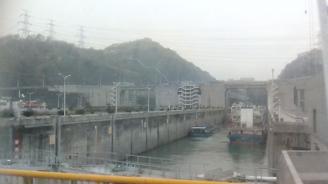 世界一大きな三峡ダムで有名な、湖北省・宜昌に行ってきました。<br />地歩では、三峡ダムを見るには重慶から豪華客船に乗って２泊も３泊もして行く、と書かれています。<br />しかし、麓の宜昌からは、日帰りでフェリーで三峡ダムを見に行けるので、旅行してきました。<br />