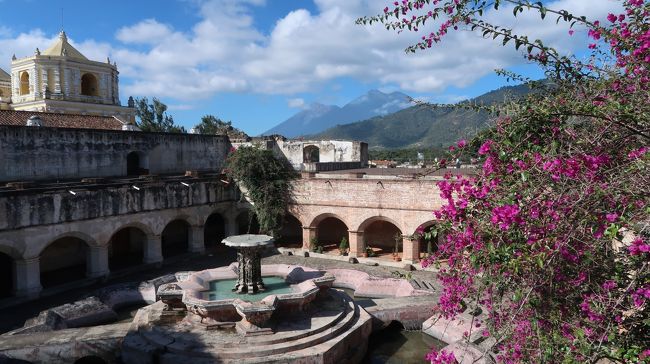 4日目はアンティグア滞在<br /><br />　アンティグアは、La Antigua Guatemala（古いグアテマラ）で  La Nueva Guatemala（新しいグアテマラ）＝グアテマラ市と対になる言葉です；東京を新京、京都を古都と呼ぶのと同じことです。<br />　アンティグアは、1773年まで200年以上の間、スペイン植民地グアテマラ総督府がおかれていました；グアテマラ総督府は、中米の大半とメキシコの南部を統治していました；メキシコ市に匹敵する統治の中心地だったので、スペインの建てた巨大な教会や修道院が集まっていました；それらは、1773年の地震で壊滅的に破壊されました；その後、総督府が移されたのでスペインが再建することなく、聖域を破壊して他の建物を建てることもできず、破壊されたまま放置されています；宗教施設以外は、崩れた跡地は整理されて新しい建物が立ったので、人々が生活する街の中に、教会廃墟が散在する、特殊な形状の街になっています。
