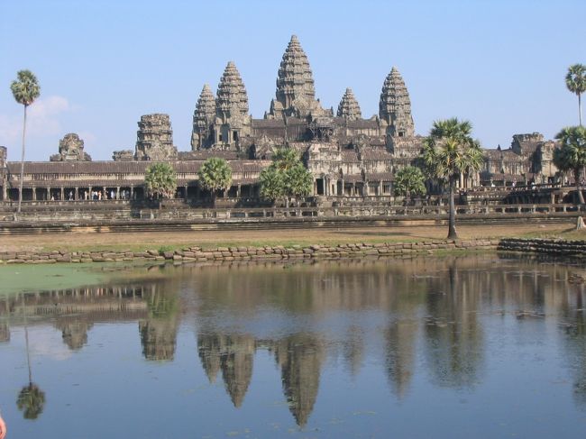 だいぶ前の旅行記です。カンボジアのアンコールワットを見てみたくて、シンガポール&カンボジアツアーで訪れました。左右対称のアンコールワットは本当に美しく、感動!巨大な石造遺跡に圧倒され、様々な様子が描かれている回廊の精巧なレリーフはとても興味深いものでした。ガイドさんが色々説明してくれて面白かったのですが、ほぼ忘れてしまいました・・・歴史を学んで、もう一度訪れたい場所の一つです。