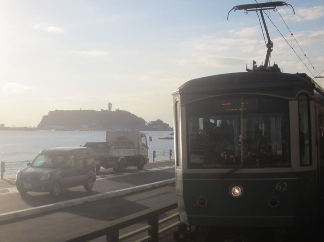天気が良かったので、ちょっと江の島までお散歩してきました。<br />江の島をぶらぶらした後で、名物のしらすを…<br />生しらすは食べられませんでしたが、かき揚げ丼もおいしかったですよ。<br />そのあと腹ごなしに鎌倉高校前まで歩いて、13,218歩のお散歩となりました。<br /><br />【表紙の写真】江ノ電と江の島