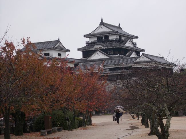 JR西日本のお得きっぷ「松山・広島割引きっぷ」で、紅葉スポットをメインに観光してきました<br /><br />大阪市内発着で14,500円<br />この切符は二回目です<br />前回は道後温泉に一泊して、広島でお好み焼きを食べて帰っただけと、もったいないことをしました<br />今回は自由周遊区間も全部乗りたおし、瀬戸内海を股にかけてのドタバタ旅です<br /><br />三日目、最終日です<br />松山城、道後温泉を見学してから、残りの自由周遊区間を乗り鉄しながら観光します<br /><br />それでわ　(^^)/<br /><br /><br />