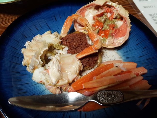 今年の蟹の解禁日は11月6日<br /><br />待ってました。カニの美味しい季節です。ウルトラ先得で羽田~小松間の航空券をゲットして加賀温泉郷を目指します。<br /><br />今回は金沢は断念し、香箱ガニを食べる為に加賀温泉郷駅からキャンバスで海回りを利用して橋立漁港へ向かいます。<br /><br />宿泊は片山津温泉の「季がさね」ときがさね<br />加賀観光ホテルの姉妹館です。<br /><br />柴山潟湖畔の宿で眺めを楽しもうと思ったら・・・・残念(T_T)お天気が最悪でした。<br /><br />雨にも負けず初めての片山津を楽しんできました。<br />