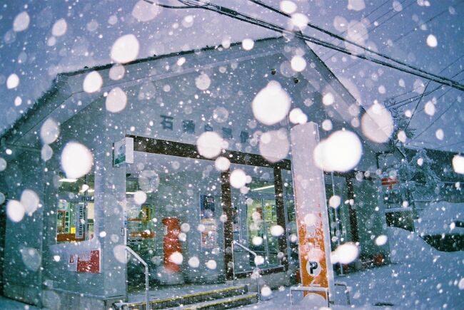 《2017 Dec》13th 1day driving of visit to Post Office in GIFU,with one place of sightseeing.<br /><br />今年も早いものでもう師走。この年になると本当に一年が早く過ぎて行きます。堅気の仕事をしていると師走は『忙しい』ものなのでしょうが、お年玉の時期までは暇な業界のため相変わらず仕事は仕事、オフはオフの生活をしている私の『休み』を見ていたオヤジ殿から4ヶ月ぶりに『郵便局巡り』の旅に誘われました。紅葉も終わり出掛ける場所もないという理由で付き合うことにしたものの、前日からの『泊り』には、その前日に『飯抜き残業』をしたことでまさかのダウンをしてしまい起きられませんでした(泣)。ただこの時期に『温泉エリア』に予約なしで出掛けるのも…という大義名分を作って日帰りに変更し、いつもの如く早朝の出発で出掛けることになりました。数えてみるともう13回目となる今回の旅路、さあどんなものになったのでしょうか?それではいつもの如く日記が始まります(笑)。<br /><br />平成29(2017)年12月5日火曜日<br />5:30に目覚ましをセットしたものの二度寝をしてしまい、6:30に起こされました。バタバタと荷物を作った後に出発します。いつもと変わらぬメンバーでオヤジ殿とistくんですが、istくんになんと『ドラレコ』が付きました(驚)。今回の目的地は岐阜県郡上市、郡上踊りで有名な場所ですが、なんせ岐阜県と福井県の県境に位置する山の中故数々の有名なスキー場もある場所です。既に初雪も観測されており天候にかなり左右される場所ですが、まあ雪道は学生時代の仙台住まいの経験から特に気にはならないものの、スタッドレスはすでに履いています。ただ折しも寒波が日本列島を覆うとか…という情報もあり、寒いの嫌だな…という思いを持ってでの出発です。<br /><br />いつもの如く瀬田東インターから名神高速道路を走り、養老サービスエリア迄ノンストップで走ります。八日市から大垣辺りまでは『ゲリラ風雪』のエリアとして有名な場所でもあるのですが、養老サービスエリアまで雪の気配はありません。一服休憩を入れた後再び快走し、一宮ジャンクションから東海北陸自動車道に入り美並インターまで高速走行をします。寒いものの天気は極めて良好で気持ちの良いドライブです。<br /><br />一般道に下りて美並郵便局にて最初の旅行貯金をした後、小那比簡易局を経て樽見鉄道沿いに走って行き深戸駅にてトイレ休憩を取ります。旧樽見線が廃止され、第三セクター化された長良川鉄道ですが、レールバスは新規導入され、駅名標も新しくはなっていますが昔ながらのものも残っています。でもおトイレは整備されているようで、昭和の面影はなく水洗化されています。そして郡上市の中心部(だろう)相生・郡上八幡の両局を回った後、山間部の西和良・和良局へと走ります。ここでオヤジ殿が『新しい道』の情報を仕入れて来たため、回る順序を変更します。明宝局へと向かう途中に道の駅和良に立ち寄りますが、施設そのものは休みで直産店のみの営業だったものの何も目ぼしいものはなかったということで私自身は立ち寄りませんでした。<br /><br />そして教えられた道へと入ります。しばらくは従来の道のようで、昔ながらの舗装した山道でした。しかしちょうど峠部分にある一直線のトンネルはまさしく集落間の距離を縮める道路そのものでした。しかし言い方は悪いですが、税金を投入してまで利用頻度が高いかどうかは疑問です。平日昼間という時間帯もあるのでしょうがすれ違う車の台数を考えると・・・どうなのでしょうか?ただ私達のような観光客にとっては、時間短縮につながるためべんりではありますが・・・、まあ部外者がとやかく言うことではないのかも知れません。<br /><br />新道の恩恵を被り到着した明宝局、名前からして『めいほうスキー場』を想像してしまいます。しかしまだ雪は影も形もありません。そして再び立ち寄った道の駅明宝、平安時代末期に起こった源義経VS木曾義仲との戦いのひとつである宇治川の戦いに於いて、佐々木四郎高綱操る池月と梶原源太景季操る磨墨の二頭の名馬のうち、磨墨の生まれがここ明宝だったそうで、その銅像が建立されています。また道の駅としても郡上市においては中核を担っており、お店の賑わいと訪れている観光客の数からもわかりました。<br /><br />名馬磨墨の像をカメラに収めた後、オヤジ殿曰く明宝ミートが有名とか言っていたのでお店を覗いてみます。お肉系を買えば良いのかも知れませんが、ちょっと腹持ちがするかな~という思いから『お餅』系をリクエストします。『おかねもち』という五平餅を平べったくして焼いて海苔を巻いたものに気を惹かれます。なので4つオーダーしてオヤジ殿と分けることにします。車の中で『なかなかのお味~』なんて言いながら頂きましたが、その時になって初めて名前の意味がわかりました。『おかねもち』→『お金持ち』…。すぐに気付かなかった私にはやっぱり『お金持ち』になる資格はないのかも知れません(笑)。<br /><br />お腹も膨れたので出発します。どう見ても旧道に位置している有穂簡易局を経て八幡吉田簡易局。プレハブ造りの真新しい建物は、目の前のタバコ屋さんが移転したものでしょうか?そしてまた新し気な大和局は、旧大和町の集配局であった中核局でもあります。ただ造りは既に特定局となっており、時代背景を感じました。<br /><br />そして弥富・牛道の特定局ふたつを巡り、これまた旧白鳥町の集配局であった白鳥郵便局へと到着します。古い庁舎だと集配設備がありますが、見た感じそれすらなかったように思います。そして北濃局。旧越美南線で現長良川鉄道の終着駅でもある北濃駅の隣にありますが、駅の周りは整備されており、ローカル線の終着駅独特の寂れた感はありません。しかし駐車場には雪の塊があったことからかなり標高の高い場所までやって来たことを改めて感じるとともに、この先の天候が気になります。<br /><br />スキー場で有名な高鷲に向かう途中からついに雪がチラついて来ました。高鷲局に着いた時には既にカメラで切り取った局の写真にも、その降雪状況が写り込んでいます。まあ私の場合学生時代に仙台に住んでいたこともあり、雪の時期に温泉巡りをしていた経験から、さほど雪道に対する嫌悪感はないので、『今年の初雪じゃ~』みたいな気持ちで車を走らせます。しか~しその余裕に浸れるのも長くはありませんでした。やはりスキー場として知られているひるがの高原にあり、観光案内所を兼ねている蛭ヶ野簡易郵便局に到着した時には既に一面雪景色・・・。せっかくなので局から出てきたオヤジ殿の姿をカメラに収め、いよいよ本日の最終目的地である石徹白郵便局へと向かいます。<br /><br />今回の郵便局巡りの旅は言われたのが3日前だということで、コース設定に私は絡んでいません。なので局順を含めて『言われたまま』走っているに過ぎません。最後の目的地は一番遠いからと言うことです決まったようなもので、それ以上の理由はありません。ただあと数キロ走ると福井県に至る場所は、岐阜県の中でも豪雪地帯のひとつでもありました。また福井県に向かう道は雪の時期になるとすぐに通行止めになることから、交通の難所であることはわかりそうなものです。そのあたり何も知らずにやって来た観光客には新雪の峠道の怖さを知らなくて当然でした。下りは細心の注意を払いますが、上りはふかさないように、エンジンの回転数を上げずに低速ギアのまま進むのですが、ここでまさかのトラブルが発生します。轍にタイヤを当てながら走っていたのですが、カーブの一ヶ所だけどうやら大回りしてしまったようで横滑りし、まさかの側溝に脱輪してしまいます。最近のスタッドレスタイヤの特徴は、圧雪やアイスバーンには強いけれど、新雪の道ではタイヤの溝に雪が挟まりやすいと言われており、その際に滑ってしまいというまさにその状態でした。FF車で前輪が脱輪してしまうとお手上げ状態になるのですが、滑った瞬間に無意識にカウンターを当てていたため、側溝に前輪が触れている状態でした。すぐには動けなかったものの、少しずつ駆動輪の場所を変えた結果脱出に成功します。ホイールカバーに傷は付きましたが、なんとか自力脱出できました。やっちゃいましたが、スリップなんて何年ぶりのことだろう・・・。<br /><br />まあやっちゃったものの脱出に成功し、再び目的地を目指します。自分でもここまで慎重に運転することなんて久しぶり~なんて思いながら閉局時間迄に石徹白郵便局に到着しました。オヤジ殿が局員さんに聞いた『車って四駆ですか?』の質問に口を揃えて『そうです!』と答えられたことを聞き、『当たり前だろう!!』と心の中で叫んだ私でした。<br /><br />18局のミッションをクリアし、元来た道を戻ります。時間はもう関係ないので、細心の注意を払いながらゆっくり走って行きます。やはりこの雪中途半端なものではないようで、行きにすれ違った車が接触事故を起こしてしまったようで警察が事故見物に来ている現場を通過し、なんとか道の駅白鳥まで戻って来ました。今日は営業日のはずですが一向に降り止まない雪の中、訪れる方もいない様子。とてもじゃないけど私も長居する気は起こらず、トイレ休憩の後にすぐに出発します。<br /><br />いつもなら帰り道は一般道を利用しますが、時間が経てば経つ程雪が積もる状態故、高速を利用することにします。白鳥インターチェンジから東海北陸自動車道に乗るものの除雪はされていない状態では飛ばすわけにも行きません。制限速度80km/hのところを50km/hでちんたらと走って、大和インターチェンジに併設の大和パーキングエリアまで戻って行きました。<br /><br />道路には相変わらず雪はあるものの、振り続けることはなくなったため、しばし休憩を取りかなり遅い昼食を摂ります。麺類のお店があったので入ることにし、軽く食べることにします。オヤジ殿は暖かい『とろろうどん』は正攻法ですが、私は蕎麦といえば『ざるそば』と決まっているため、今回も例に漏れずざるそばを注文します。見ただけで寒そうと言われますが、やっぱりお蕎麦は『ざるそば』です♪<br /><br />少しお腹が膨れたので走り出します。行きに利用した美並インターチェンジ辺りまで来ると雪も少なくなってきました。ただ一般道の状況がわからないため、しばらくそのまま高速走行し、関サービスエリアまで走ります。既に雪そのものがない場所まで戻って来たので一般道を利用することに変更し、そのついでに一ヶ所だけ立ち寄ることを提案します。各務原市の河川環境オアシスパーク、川島パーキングエリアに隣接する施設ですが、この時期イルミネーションで飾られているそうで、今年最後のイルミネーションの撮影の意味も込めて向かうことにします。昼間の川島パーキングエリアに於いてもかなり目を惹く観覧車があり、それがイルミネーションでデコっていればさぞかし綺麗だろう・・・という思いもありました。また川島パーキングエリアの施設だと思っていた位なので、パーキングエリアに車を停めて歩けば良いかと思っていたら、一般道をナビでセットしてしまうとその手前の関インターチェンジで下りてしまうルートになっていました。そのため細かな道と多くの信号待ちをしながら到着し、寒いからということで車に残ったオヤジ殿を尻目に歩いて行きます。<br /><br />確かにライトアップとは違い、キレイさをアピールしているものは、目で見る限りクリスマスです。ただ光量はたいしたことなく写真で切り取るとあまりインパクトはないようにも思います。またこの場所のイルミネーションの目玉は中央部にあるクリスマスツリーなのですが、写真を撮ろうにも一向に場所を譲らない親子連れがいるため、なかなかシャッターチャンスが回って来ません。そのうちに私自身も冷めてきてしまい、後で画像処理すればいいや~という気持ちになって来たため強引にカメラのシャッターを切って戻ることにします。昨今この様なケースから事件に発展してしまうことが新聞に取り上げられていますが、正しくそうだと思います。先日の紅葉のライトアップの時もそうですが、借景である以上自分のものではないため『譲り合う』ことは当たり前だと思うのですが・・・。ただ周りが見えない方々に当たり前と言っても理解できない時代なのでトラブルを引き込む様なことはせず、数枚シャッターを切ったら戻ることにします。雪はなくとも寒さは身に染みてきましたから・・・。ということで私のミッションは終了し、帰路につくことにします。<br /><br />ナビは動かしていてもこのオアシスパークのように『実際の渋滞』を回避してくれない状況では、結局『カン』を頼った方が早く着くことがあります。なので『岐南』の標識を頼りに走って行くと、やはり裏道を通るかの如く国道21号線へと無事に辿り着きます。そして向かった先は『餃子の王将岐阜県庁前店』。岐大バイパス沿いにあるこの店には、既に2回訪れています。2回目は偶然でもあったのですが、今回は時間と場所を計算して計画的に向かいました(笑)。<br /><br />3回目ともなれば外観も店内も見慣れたものでしたが、ひとつ変わったものがありました。店員さんに『研修中』の名札を付けた外人さんがおられます。名前からするとインドネシアの方だと思うのですが、この界隈には岐阜大学もあり留学生でしょう。自分の国とは違うフードショップの仕事は大変だとは思いますが、日本で身に着けた接客スキルはどこへ行っても使えるので頑張って欲しいと老婆心から思ってしまいました。<br /><br />そして料理のオーダーはというと私はいつも通りAセットにします。なぜか行き慣れているお店でもオーダーに迷うオヤジ殿は、迷った末Bセットを注文します。それに加えて餃子を二人で一人前をオーダーします。いつもは食事のスピードは非常に遅い私なのですが、お腹が空いているときには周りが『別人』と思うほど『早食い』になるそうです。なんとなく自分でも自覚はしているのですが今日もそうでした。あっさりと平らげて、先に外に出て一服をしているのですが、今日は一息ついてからオヤジ殿を待って外に出ます。待っていたにも関わらず急かすオヤジ殿。本当にうるさいです(怒)。一人でドライバーしているんやから…。<br /><br />かと言って私も寒いのは同じなので早々に車に戻り出発します。ひたすらまっすぐ国道21号線を走って行きます。途中で荷物を出し忘れたことに気付き垂井のサークルK垂井宮代店に立寄って、今日撮影したフィルムの現像を頼む『ネコポス』を発送します。ファミリーマートとサークルKで発送ができるのですが干操作が違い、スマホのQRコードをスキャナで読み込ませるやり方のようです。どうも上手くいかなかったので結局マニュアルで処理して発送を済ませ、いよいよ自宅へと帰るのみとなります。天下分け目の戦いのあった関ヶ原を過ぎると近江の国に入ります。ただ近江の国はす~んごく大きいので、岐阜県から入った場所である旧山東町の米原市と我が街南近江の国大津市は京都府との県境にあたる場所にあるため、距離にして50km程あります。とはいえこの辺りは走り慣れたものなので西円寺で国道8号線に合流した後、彦根・豊郷・東近江・近江八幡と順調に南下して行き、途中最後の休憩を道の駅竜王かがみの里にて取ります。あと一時間程掛かるナビの表示はほとんどあてにはならず、栗東で国道1号線に入ると草津で事故多発地点で有名な京滋バイパスと国道1号線の分岐点を通過します。京滋バイパスが有料なのは瀬田東インターより先なので、我が街石山は無料区間しか走行しません。しかし信号はあるもののほとんどまっすぐな道ゆえ結構スピードは出せる道でもあります。瀬田東インターチェンジ手前で側道へと下りると、石山寺の帰りにいつも歩く道の隣を快走し、間もなく南淡海の田舎の我が家に到着します。出発して16時間半、550kmの日帰り+雪の中走行の旅は、こうして無事終了しました。<br /><br />ちなみに今回訪れた場所近くのスキー場である高鷲スノーパークは12月7日、めいほうスキー場は12月9日からオープンするそうです。つまり今回の旅12月5日の降雪が如何に良く降ったかを示していることに他なりません。こんな時に行くか…。<br /><br />そんなこんなで今回の〝《2017 Dec》13th 1day driving of visit to Post Office in GIFU,with one place of sightseeing.〟は終わります。