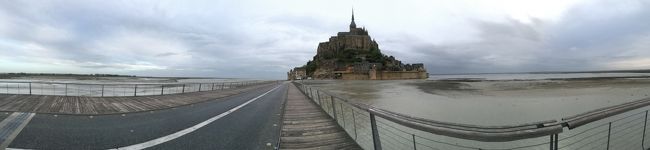 今回の旅は、モンサンミシェルを訪れられることが条件の、フランス再訪。<br />でも、ディズニーランド・パリは欠かせない。<br />それはさておき、パリ市内から現地ツアーのバスに乗り込み、一路モンサンミシェルへ。<br />とあるツアー会社がコーディネートした現地添乗員は、なんとモンサンミシェルの研究者。<br />往路のバス利用だけでしたが、単なる移動のつもりが、すっかり予習時間になり、おかげさまで<br />憧れだけの自然景観から、すっかり宗教遺産で今でも脈々と受け継がれ生きた歴史の場所として<br />訪れることができました。<br />もう、感謝、感謝。<br /><br />とは言え、私達の最大の目的は、夕焼け以降の時間と、観光客が集う前の朝の時間を体験すること。<br />島内で宿泊して過ごす時間を堪能することが目標でした。<br />あいにく雨に見舞われましたが、それも自然。<br />遠くに小さく見える虹や、宿の窓から垣間見える青空に幸せを感じられた旅でした。<br /><br />お世話になったお宿: オーベルジュ サン・ピエール