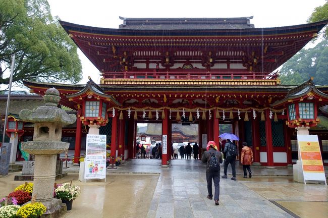 北九州の神社・温泉を巡る旅　1/4　１日目　福岡・大分編<br />北九州の神社・温泉を巡る旅　2/4　２日目　大分・熊本編<br />北九州の神社・温泉を巡る旅　3/4　３日目　熊本・佐賀編<br />北九州の神社・温泉を巡る旅　4/4　４日目　長崎編<br /><br />友人２人と北九州を福岡から大分、熊本(宿泊のみ)、佐賀、長崎を廻り<br />３泊４日で各地の神社と温泉を巡りました。<br /><br />今回はその1日目の旅行記で太宰府天満宮を参拝後に宗像で活き烏賊のお造りを食べ、午後は世界遺産の宗像大社（辺津宮）、八幡様の総本宮の宇佐神宮の観光をし別府へ泊まりました。<br /><br />＜概要＞<br />1日目は伊丹空港から福岡空港まで飛行機移動、レンタカーを利用し<br />福岡県の太宰府天満宮、宗像大社（辺津宮）、宇佐神宮を観光した後に別府温泉泊<br /><br />2日目は別府温泉の地獄を見た後、耶馬溪、九重夢大吊橋を観光し熊本の黒川温泉泊<br /><br />3日目は祐徳稲荷を観光後に嬉野温泉泊<br /><br />4日目は眼鏡橋、軍艦島上陸、出島観光し長崎空港から神戸空港へ帰りました。<br /><br />(今回の写真を撮った機材)<br />メインカメラは	SONY　α7　レンズ24-240mm<br />サブカメラは　SONY　RX100M3　レンズ24-70mm<br />