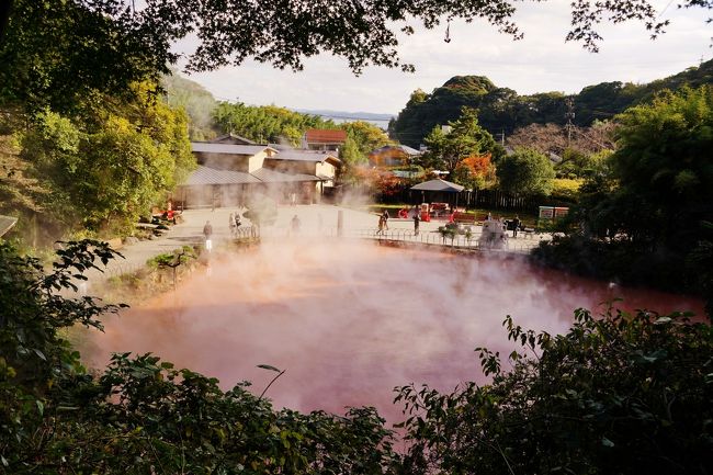 友人２人と北九州を福岡から大分、熊本(宿泊のみ)、佐賀、長崎を廻り<br />３泊４日で各地の神社と温泉を巡りました。<br /><br />今回は二日目　別府温泉の地獄めぐりをし、耶馬溪で紅葉を見た後、<br />九重夢大吊橋を観光し熊本の黒川温泉に泊まりました。<br /><br />＜　概要　＞<br />1日目は伊丹空港から福岡空港まで飛行機移動、レンタカーを利用し<br />福岡県の太宰府天満宮、宗像大社（辺津宮）、宇佐神宮を観光した後に別府温泉泊<br /><br />2日目は別府温泉の地獄を見た後、耶馬溪、九重夢大吊橋を観光し熊本の黒川温泉泊<br /><br />3日目は祐徳稲荷を観光後に嬉野温泉泊<br /><br />4日目は眼鏡橋、軍艦島上陸、出島観光し長崎空港から神戸空港へ帰りました。<br /><br />(今回の写真を撮った機材)<br />メインカメラは	SONY　α7　レンズ24-240mm<br />サブカメラは　SONY　RX100M3　レンズ24-70mm<br />