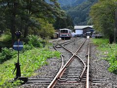 神岡鉄道廃線後のレールの上をガッタンゴットン走る（岐阜県奥飛騨）