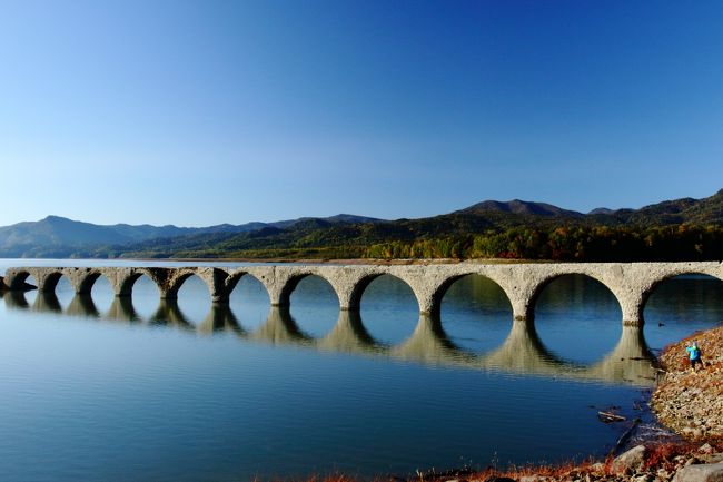 2泊3日で北海道旅行を楽しんできました♪<br /><br />3日目の最終日は･･･【幻の橋】タウシュベツ川橋梁<br /><br />北海道旅行のメインがコレ！<br />日本の絶景などでも紹介された事がある、タウシュベツ川橋梁。<br /><br />季節によって水位が変化し、橋梁全体が完全に水没してしまう時期もあるために「幻の橋」とも言われてます。<br /> 通年この時期（9月）には水嵩が上がり見れなくなるようですが、今年はペースが遅く丁度&quot;メガネ橋&quot;になるタイミングで見れました♪<br />逆に水嵩が低い時は橋の下まで歩いて行けるようです。<br /><br />一部崩落もあったようで、今年で見納めか？などと報道もされてるようですので、絶好のコンディションの中、見れたのは凄く嬉しかったですね。<br />