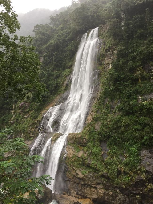 友人と一緒に2泊3日の台北旅行に行って来ました。その旅行中に食べた物のいろいろです。表紙の写真は、ウーライ温泉にある滝です。
