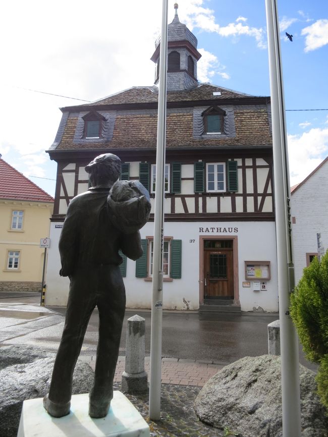 2017年5月13日（土）　Alsheim アルスハイムへ♪<br />2012年の春、初めてこの街に足を運んでから、仲良くして頂いているファミリーのお家にお邪魔させて頂きます。<br />Alsheim アルスハイムの街は今回で9回目の訪問となります☆<br />表紙のフォトがRathaus　市庁舎です。<br />市長のWolfgangさんとお会いした事が一度あります。<br />とても気さくな方でAlsheimer　赤ワインをプレゼントして頂いた思い出があります。