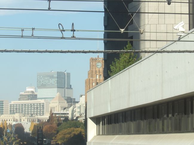 　上野東京ラインの上り電車が新橋駅を出たところで一時停車となり、暫く止まった。窓から外を見ると時計台のあるレンガ造りで茶色の建物が見えるではないか。こんな都心に古い建物があったであろうか？帰ってから調べるとそれは日比谷公会堂である。<br />　日比谷公園は行ったことがあるが日比谷公会堂には行ったことがない。機会があったら行って建物を見学したいものだ。<br />（表紙写真は時計台のある建物（日比谷公会堂））