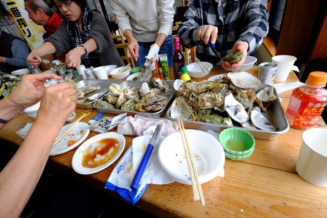 JTNのバスツアーで三重県随一の牡蠣の生産地、鳥羽市浦村町で冬の味覚、<br />焼き牡蠣食べ放題に行って来ました。<br />このツアーはこれで5回目の参加になります。聞くところによると<br />リピーターが多く、12月と1月に連チャンで参加する程の人気ツアーです。<br />焼き牡蠣食べ放題とカキ御飯、カキ入り味噌汁、生カキ２個付きの<br />メニューにカキ御飯、カキ入り味噌汁、カキ雑炊はお代わり自由・・・<br />牡蠣食べ放題がメイン。<br />名古屋を出発、東名阪、伊勢道を経てお土産さんで時間調整して・・・<br />与吉屋さんに牡蠣を思う存分食べ、伊勢神宮内宮へ、自由散策になります。<br />内宮参拝する方、おかげ横丁で食べ歩きするのも良し。<br />今回は奥さんと二人でおかげ横丁を約2時間ほど散策・・・宝くじ購入、<br />赤福、抹茶ソフトクリームを満腹のお腹に・・・もう食べれません。