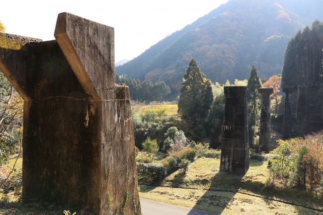 島根県浜田市・江津市・大田市辺りは、広島市内からは日帰り圏内なので、主な観光地はすでに行き尽くしている私達。<br />これと言って行きたい観光スポットもないしな～。<br />そんなこんなで、２日目はどこに行こうかと、旅館で色んなサイトを見ていました。<br />たまたま見つけたサイトで気になる記事を見つけた。<br />それは「幻の鉄道遺産　旧国鉄・広浜鉄道今福線」に関するものでした。<br /><br />「今福線」とは、広島と浜田を結ぶ広浜鉄道の島根県側のルートで、旧国鉄が昭和８年から下府駅～石見今福駅までの工事を進めていました。<br />工事がほぼ完成した昭和１５年、戦争のために中断。<br />戦後今福線は浜田駅を起点とするルートに変更され、今福線新線として工事は再開されました。<br />広島側は昭和４４年可部線加計駅～三段峡駅までが開通。<br />島根側は昭和４５年に浜田駅～石見今福駅間着工。<br />昭和４７年　石見今福駅～三段峡駅間の全線着工認可。<br />昭和５１年　旭町で今福線工事開始。<br />しかし昭和５５年、国鉄の赤字経営の影響で工事は再び中止。<br />その後工事は再開されることなく、未完成のままで終わってしまいました。<br />それで「幻の広浜鉄道」と呼ばれるようになったのだそうです。<br /><br />※２００３年広島側の可部線可部駅～三段峡駅間は廃止。<br />２０１７年可部駅～あき亀山駅間は再開業されています。<br /><br />この事が紹介されているサイトの写真を見ると、橋脚やトンネルがそのまま残されているではないですか。<br />その姿はまるで遺跡のよう。<br />これはぜひ見てみたい！夫と意見が一致しました。<br />しかしこういう物に興味は無いであろう、ちゃみおの両親。<br />そこで両親には浜田市の水族館・アクアスでのんびりしてもらう間に、ちゃみお夫婦は味噌用の甕を買い、広浜鉄道の橋脚などを見学してくるというプランにしました。<br />ちゃみおの母は水族館が大好きなので、ちょうど良かった(^^ゞ