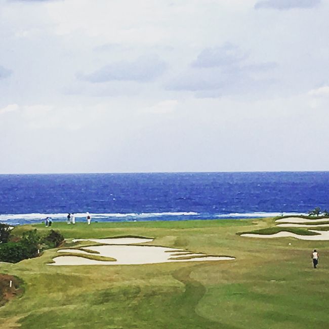 ゴルフ＆飲み友達が沖縄でゴルフがしたいと言うので前半３日間はゴルフ＆飲み歩き旅行、友達が帰った後の３日間は家内が合流して仕事をしてきました。また自分の誕生日を沖縄で迎えることになり思い出に残る沖縄旅行になりました。