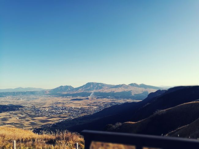 毎年11月の下旬で仕事が一区切りつくことが多いので<br />今年も恒例の旅行に行ってきました<br />こっぱち君（４カ月）初参加の旅行です<br /><br />JALどこかにマイルで熊本空港へ　～その１～<br />https://4travel.jp/travelogue/11309268<br /><br />◆１日目◆<br />JAL627 HND1005 =&gt; KMJ 1200 <br /><br />熊本空港でレンタカーを借りました<br /><br />熊本空港 1330 =&gt; 西湯浦園地展望所 1500 =&gt; 黒川温泉 夢竜胆 1620<br /><br />JALどこかにマイルで熊本空港へ　～その２～<br />https://4travel.jp/travelogue/11309288/<br /><br />◆２日目◆<br />黒川 0920 =&gt; 朝地 1010 =&gt; 佐伯　亀八寿司 1150<br />=&gt; 津久見　つくみイルカ島 1400 =&gt; 鉄輪温泉　しんきや 1830<br /><br />◆３日目◆<br />鉄輪 0930 =&gt; 堀田温泉　夢幻の里・春夏秋冬 1000 =&gt; 小津留 1210<br />=&gt; 長湯温泉　湯屋天音 1330 =&gt; うぶやま牧場 1550 =&gt; 熊本空港 1730<br /><br />JAL638 KMJ 1955 =&gt; HND 2125