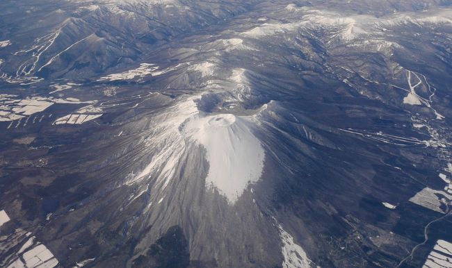三沢からの航空便は初めて.JL154 便,晴れて空気が澄んだこともあり,飛行機からの風景を楽しんだ.八甲田山,十和田湖,田沢湖,八幡平,岩手山,蔵王,鳥海山,月山など東北の名だたる景色を見ることができた.大満足.こんなに景色の良いところを通る路線も少ないよね.今年初めてのJAL.実はサービスもJALのほうがANAより良いと思う.まあダイアモンドまで行ってしまったので仕方ない.羽田第一ターミナルは完全にアウェーだった.<br />詳細はsuomita2<br />https://4travel.jp/travelogue/11307511
