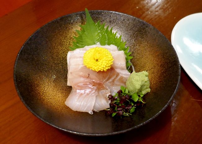 十和田に出張とんぼ返りをした.本来なら初冬の十和田,すこしゆっくりしたかったが残念,翌日の午後の仕事は外せない.<br />1420発のはやぶさ23号で八戸へ.差額を払いグランクラス.確かに座り心地は良く,良く眠れる.今日も景色が晴れから雪に変わるのにビックリ.日が短くすっかり暮れてから,1704八戸着.タクシーで十和田市へ.三本木と呼ばれていたところだ.ホテルは十和田富士屋ホテル.ツインのシングルユース.部屋は広いので居心地はまあまあ.風呂が少し狭かったね.<br />仕事が終わった後,食事に行ったが,飲み屋街はまるで昭和の雰囲気.いいねえ.いくつか見たが「肴や」という居酒屋にはいった.価格設定がやや高め(東京に近い)だが,美味しいし,マグロなど絶品.ステーキもおいしかった.鯛ラーメンも鯛だしの薄口だが,なかなかのうまみ.地酒もいいし大満足.ホテルから近いのもうれしかった.<br />翌日は朝30分,散歩に出かけた.この間忙しすぎて十和田市の情報を何も見ないで出張した.急に官庁街通りの広い並木道にでる.桜並木と松並木が二重にコントラスト.その間に現代美術が並ぶ.ゴースト,ファットハウス,愛はとこしえ十和田でうたうなど,超モダンな現代美術と整然としたハイセンスな通り.びっくりした.本当は現代美術館も含め見どころ満載!もう一回仕事に呼んでくれるといったので楽しみにしていよう.ぜひゆっくり見たい街だった.タクシーで三沢空港に向かうが,一度松並木の端の方まではしってもらい,Uターンしてもらった.もう少しいい季節にきて並木道を散歩したい.これで帰るのは残念<br />それにしても,十和田富士屋ホテル付近の昭和の雰囲気とのコントラストがものすごい<br />詳細はsuomita2<br />https://4travel.jp/travelogue/11306316<br />【国内281】十和田出張とんぼがえり1-グランクラスで八戸へ,十和田富士屋ホテルに宿泊,居酒屋肴や<br />https://4travel.jp/travelogue/11306319<br />十和田出張とんぼ返り2-官庁街通りはすばらしい ファットハウス ゴーストなど わずか30分の散歩<br />