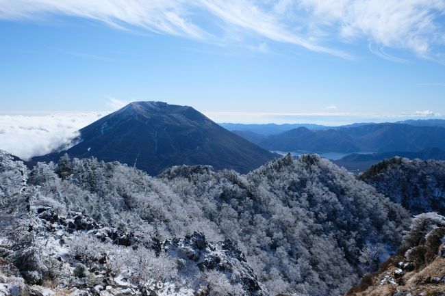 日光の山は男体山、奥白根、女峰山など登ってきましたが、まだ登ってない太郎山へ登ってきました。<br />気温は山王帽子山で‐17度 太郎山で‐12度と温度計が壊れてるかと思いました。<br />でも太陽が出ていて、風もなかったので思った以上に暖かく感じました。<br />雪の状態も締まった雪で滑るような感じは少なかったですが、出来れば軽アイゼンはあった方が絶対良いです。<br />また太郎山への稜線のやせ尾根と急登と踏み跡のない深い雪は結構な物でした。<br />また今回の登山初めて誰にも合わずの下山となりました!<br />もう完全に山は冬ですね、これからの山は完全に冬装備で挑まないと危険と痛感させらせた山行でした。