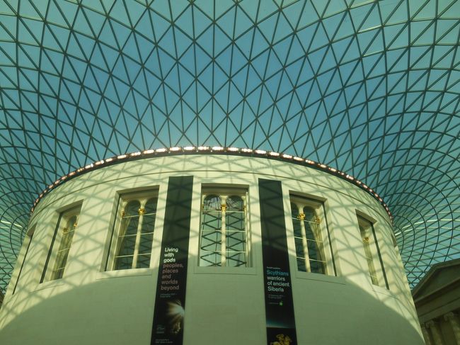 イギリスから帰国して2か月近くたっているのに、まだ旅行記が完成していない。<br />時間がかかり過ぎ。 (  ̄_ ̄;) <br />でも大切な旅の記憶だから、端折らずちゃ~んと記録を残しておきたい。<br /><br />旅が終わってから何日何十日と、思い出を反芻できるのは幸せな事。<br />4トラさんのおかげです。<br /><br />さてさて、イギリス滞在の最終日は、博物館めぐりをした。<br />