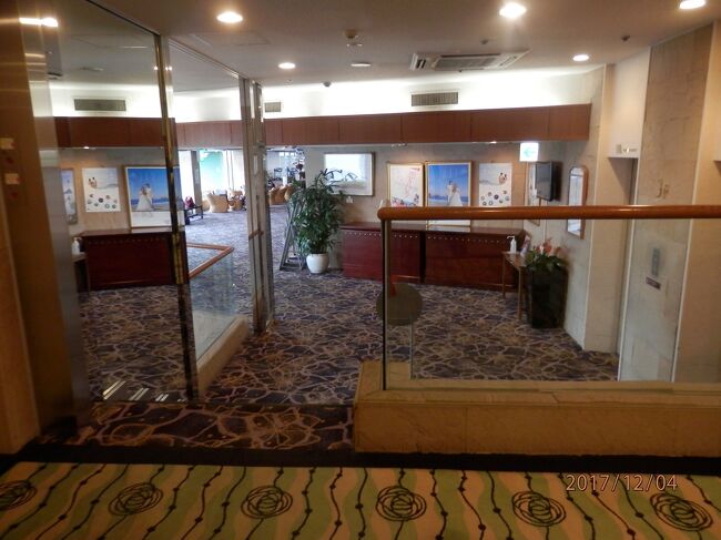 写真は171204-1028.チェックアウトを済ませる。ロビーから階段を数段上がった所にトイレがある。ロビーでもトイレでも景色がいい。部屋からの角度とはまた違う。<br />豊橋へ04-2伊良湖ビューホテルのシャトルバスで豊橋駅に戻る。