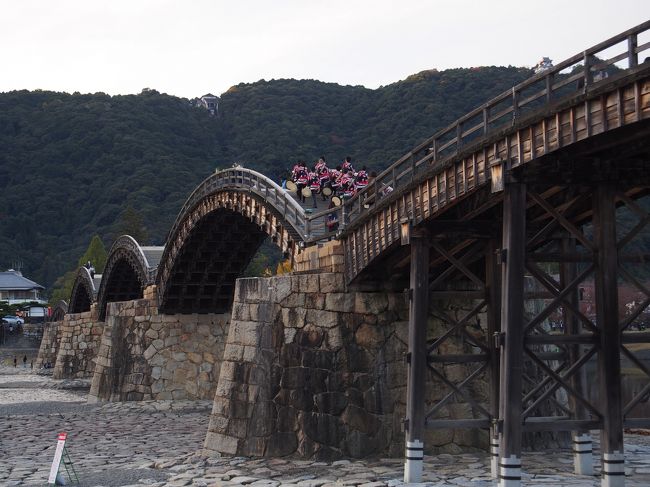 松山城観光を終えて、次は山口県に向けてしまなみ海道を通過します。<br />山口県に入ってからは錦帯橋に立ち寄りました。<br />錦帯橋。テレビで見るたび、行ってみたいと思ってたんです。<br />宿泊は翌日の秋吉台に備えて湯田温泉にしました。<br /><br />　１日目（香川県）うどんと金毘羅宮・（愛媛県）道後温泉<br />　２日目（愛媛県）松山城・（山口県）錦帯橋・湯田温泉<br />　３日目（山口県）秋吉台・秋芳洞・南原寺<br />　４日目（島根県）石見銀山・（鳥取県）三朝温泉<br />　５日目（鳥取県）鳥取砂丘・浦富海岸・（兵庫県）餘部橋梁<br />　６日目（京都府）天橋立・舞鶴<br /><br />この旅行記は２日目後半編です。<br />